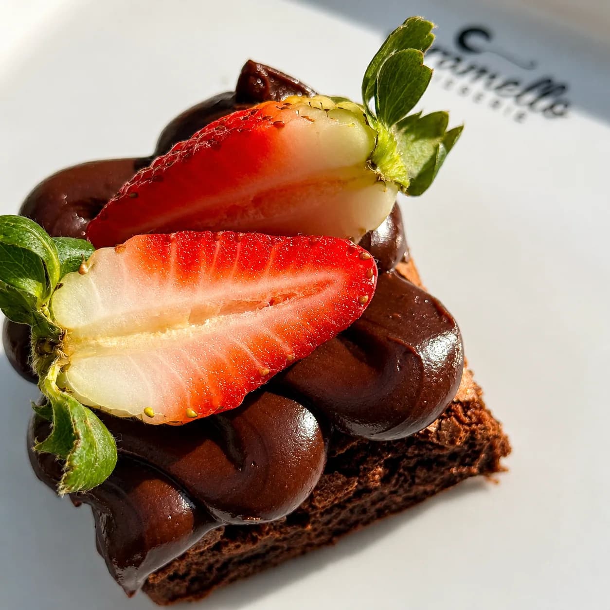 Brownie de chocolate com morangos