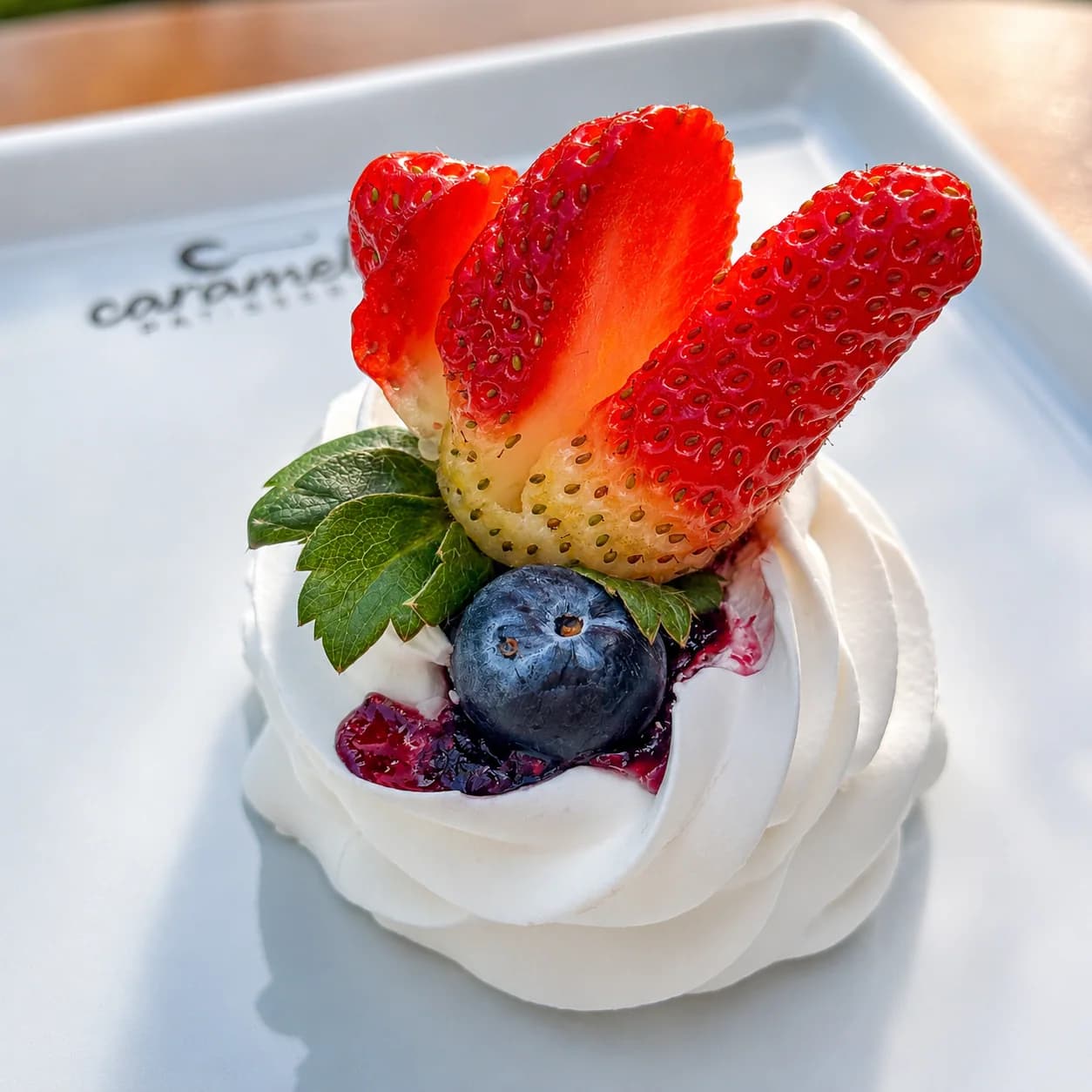 Pavlova com frutas vermelhas