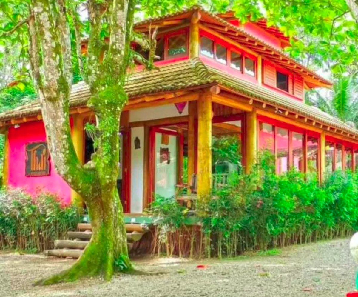 Fachada da Thai Pousada entre o jardim de Itamambuca